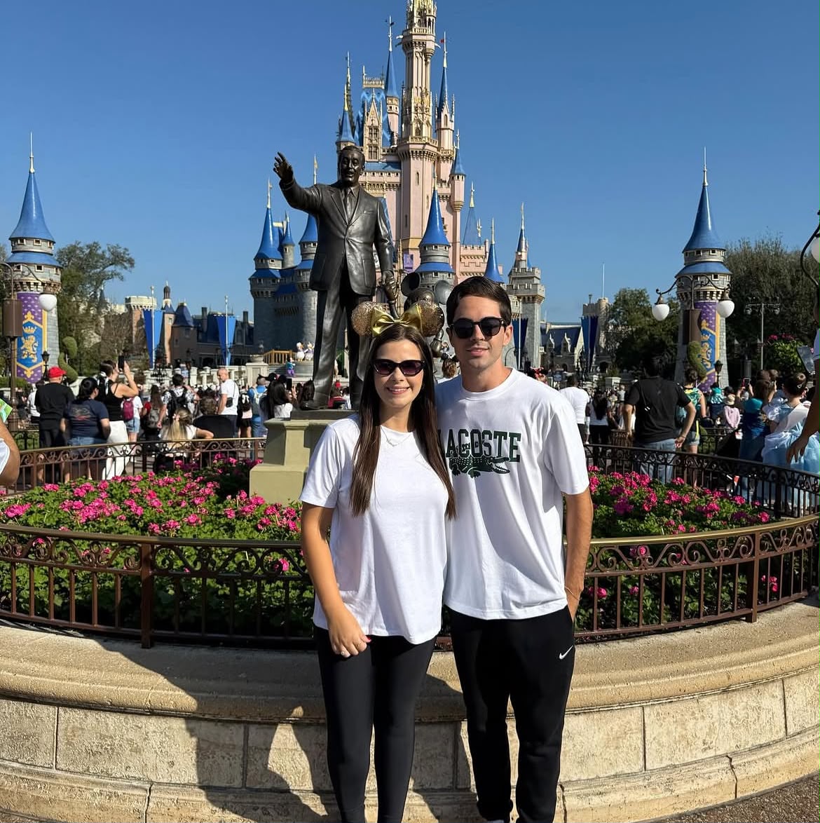 Clientes da Eklesia diante do castelo da Disney